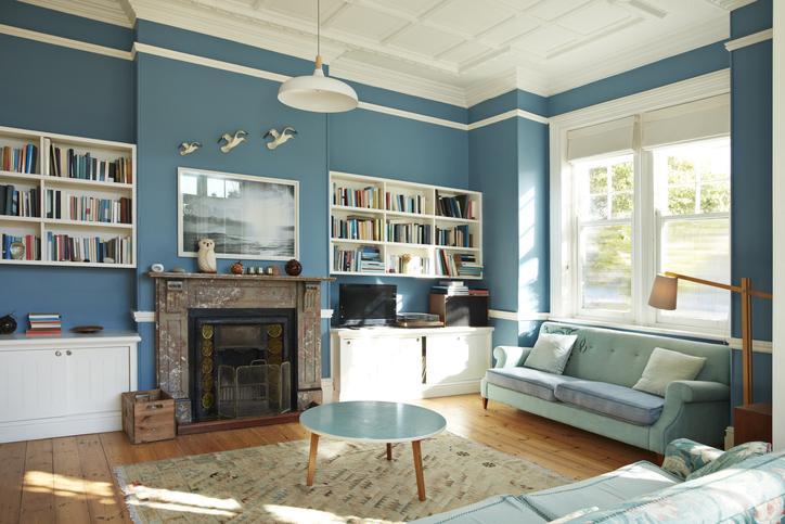 wnętrze salonu z dominującym kolorem niebieskim